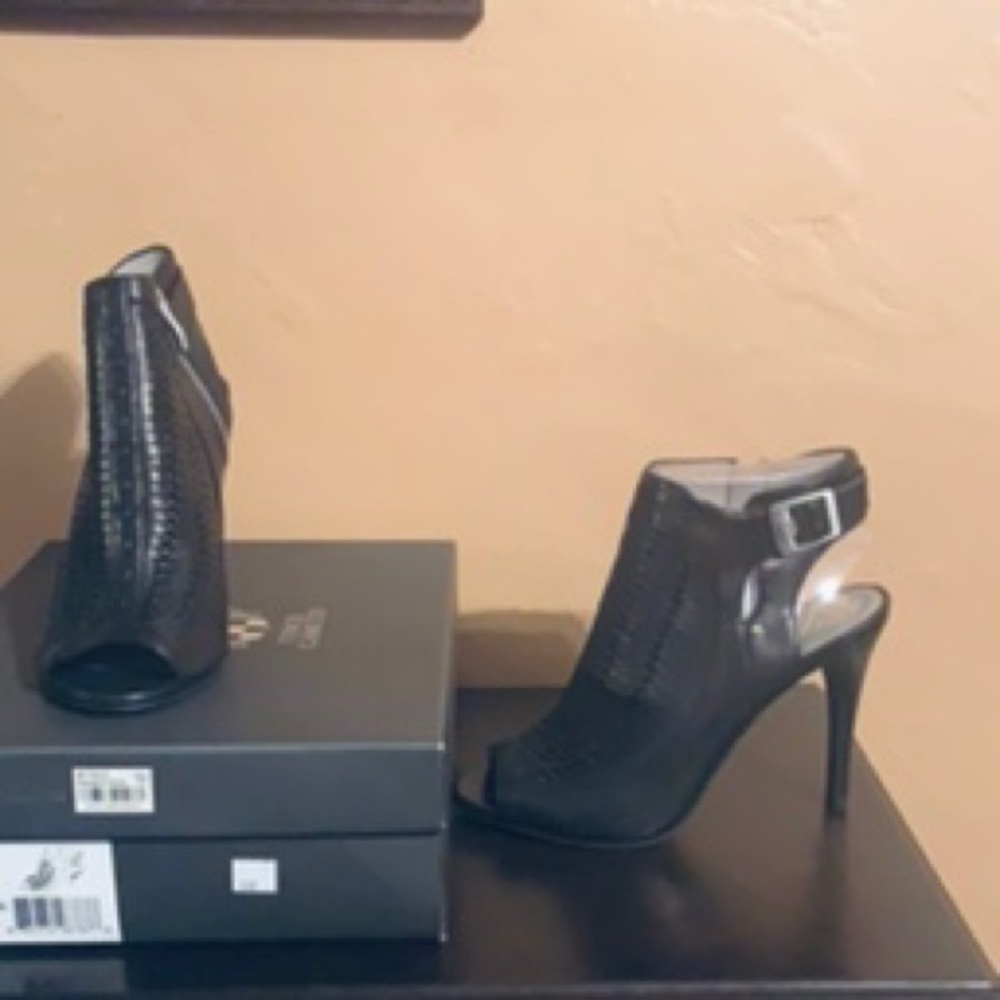 Vince Camuto VC-ASHA Black Peep-toe Booties!